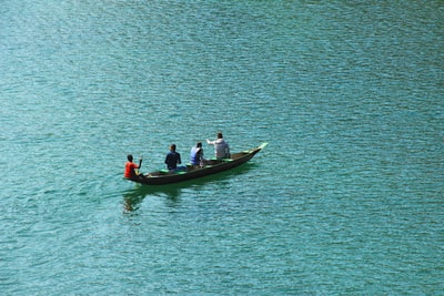 四人划船
